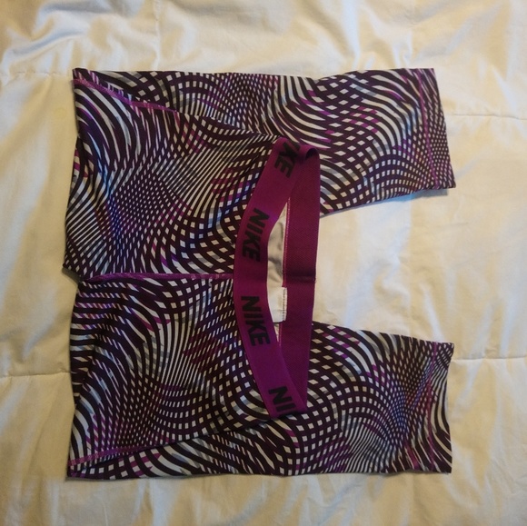 Patterned Nike Crops - Picture 2 of 4